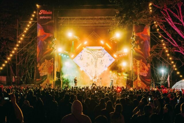 Selvàmonos    anuncia  cartel con bandalos chinos y Cafre como Healdliners