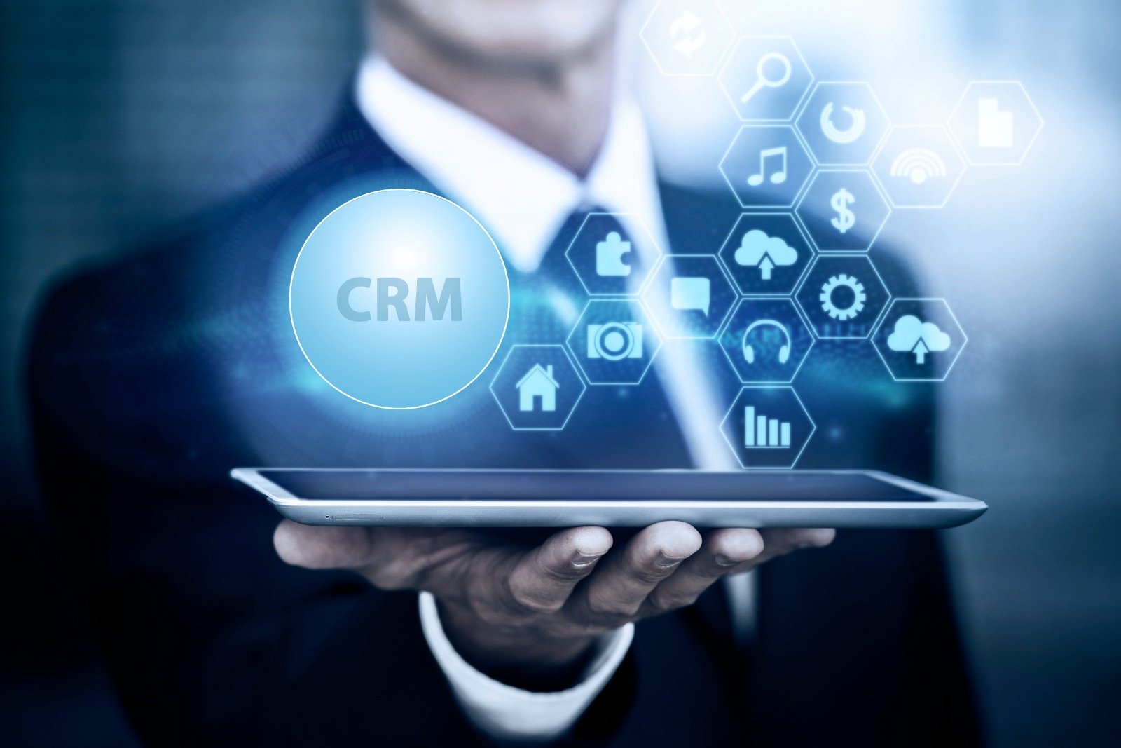 ¿Vas a conectar IA a tu CRM? 5 aspectos que tu empresa debe revisar antes